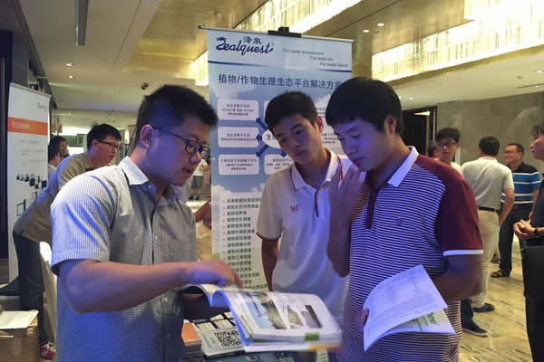 2060810_澤泉展臺(tái)接待客戶.jpg 2060810_澤泉展臺(tái)接待客戶.jpg
