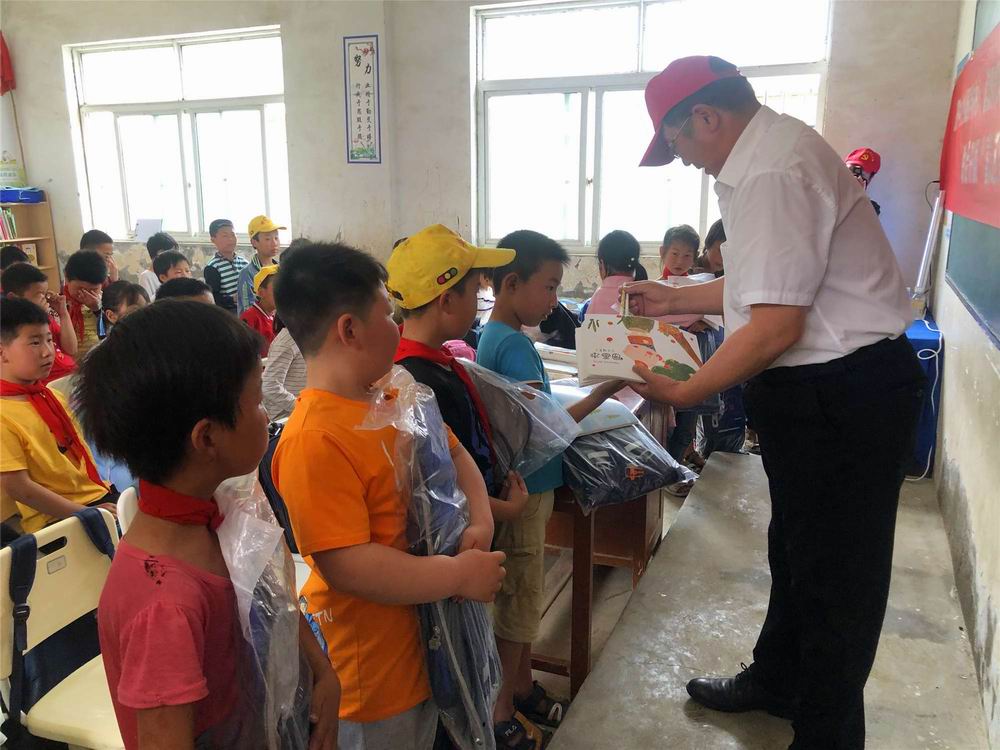 “溫暖童心快樂六一”  河南永和建設(shè)集團(tuán)前往查山鄉(xiāng)小學(xué)開展慰問活動