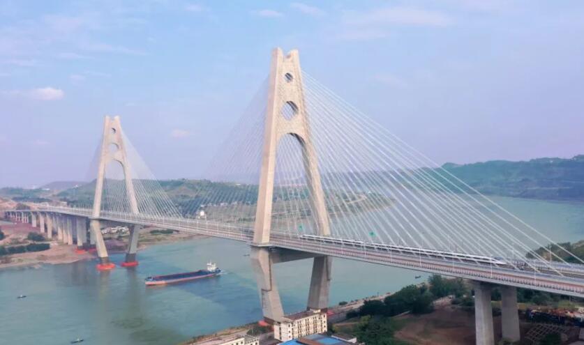 世界首座采用公路和高鐵同層！試驗(yàn)列車(chē)駛過(guò)臨港公鐵兩用長(zhǎng)江大橋